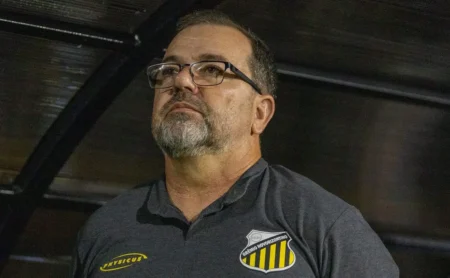 Enderson Moreira provoca Corinthians após empate e faz forte desabafo: "Aqui também tem"