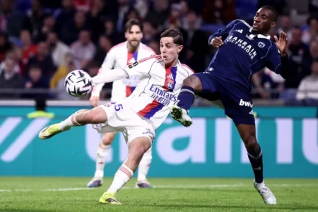 Endrick entra no segundo tempo e Lyon empata com o Paris FC no Campeonato Francês