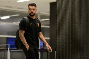 Entenda os motivos da ausência de Raniele nos treinos do Corinthians e os planos da comissão técnica para o volante.