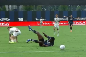 Entrada dura no Equador causa confusão e fratura em jogador do Independiente del Valle; veja