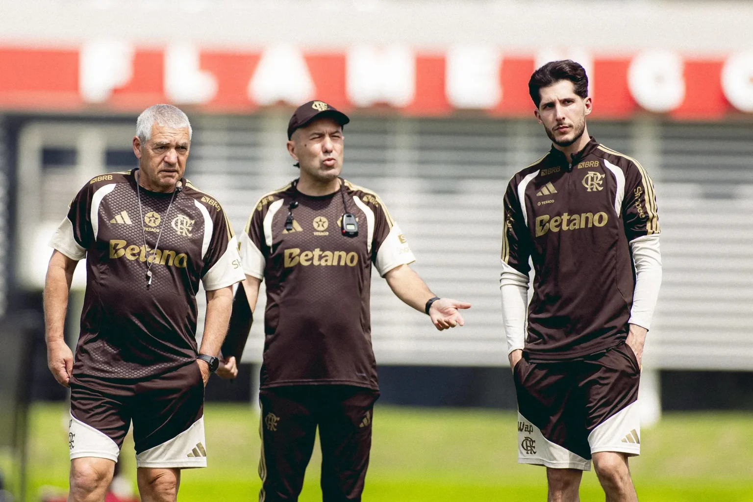Equipe de Leonardo Jardim chega ao Rio para estreia no Flamengo