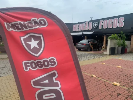 Escudo do Botafogo em loja do Rio causa estranhamento e tem explicação