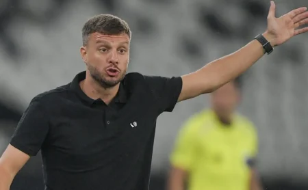 Estratégia de Martín Anselmi não surte efeito, e Botafogo é eliminado pelo Barcelona na Libertadores