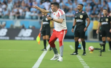 Estratégias de Paulo Pezzolano não surtem efeito e Internacional perde Gre-Nal na ida da final do Gaúcho 2026