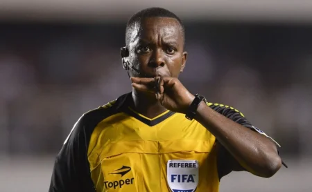 Everton Ribeiro não deveria ter sido expulso, segundo PC Oliveira: “Esse lance é diferente”