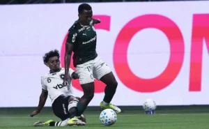 Expulsão de Medina em Palmeiras x Botafogo causa revolta e repercute nas redes sociais