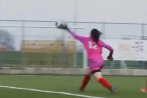 Fair play: Jogadora chuta para fora pênalti intencionalmente após marcação controversa de pênalti da goleira; veja