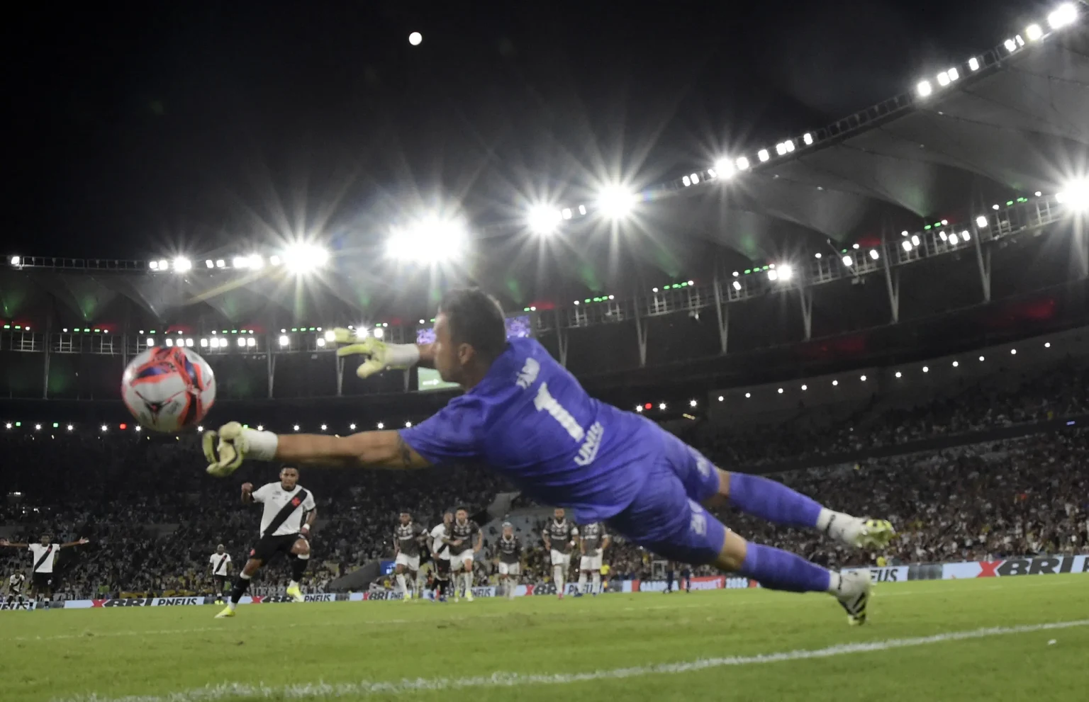 Fábio brilha e entra para a história do Fluminense: "Fenômeno"