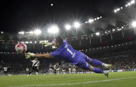 Fábio brilha e entra para a história do Fluminense: "Fenômeno"