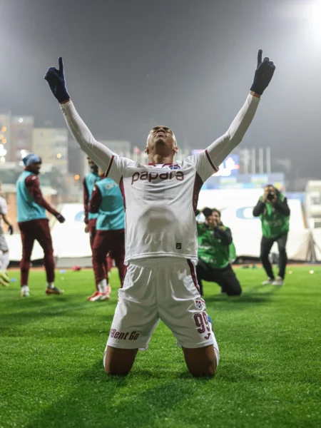 Felipe Augusto decide e mantém Trabzonspor na disputa pelo título turco