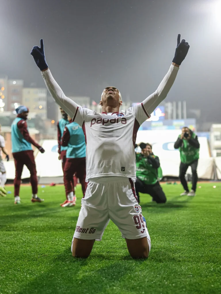 Felipe Augusto decide e mantém Trabzonspor na disputa pelo título turco