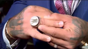 Felipe Melo mostra anel de campeão da Libertadores do Fluminense