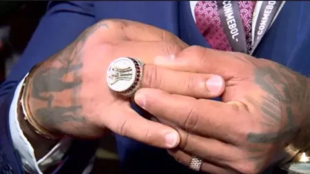 Felipe Melo mostra anel de campeão da Libertadores do Fluminense