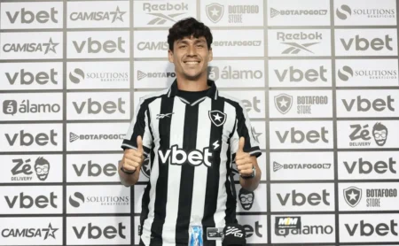 Ferraresi expõe diálogo com Savarino antes de fechar com o Botafogo: “Um ídolo do clube”