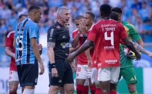 FGF divulga áudio do VAR em Gre-Nal; lance com Borré gera polêmica FGF divulga áudio do VAR em Gre-Nal; lance com Borré gera polêmica