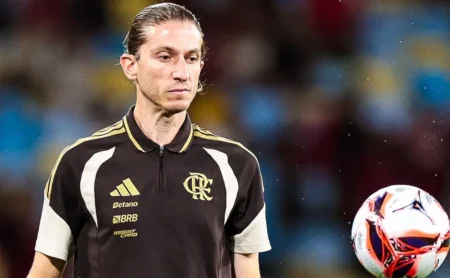 Filipe Luís, contratado pelo Cruzeiro, é dispensado por Nicola, mesmo com a possível saída de Tite.