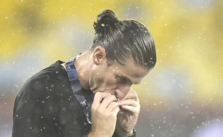 Filipe Luís recebe homenagens de jogadores após título do Flamengo no Carioca Filipe Luís recebe homenagens de jogadores após título do Flamengo no Carioca