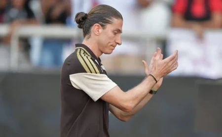 Filipe Luís deve retornar ao Flamengo no jogo contra o Madureira após vitória na primeira partida