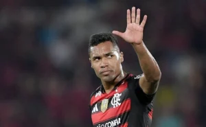 Flamengo avalia com cautela renovação de contrato com Alex Sandro e não tem pressa