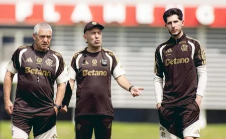 Flamengo autoriza Leonardo Jardim a solicitar reforços, mas exige cautela e análise prévia do elenco