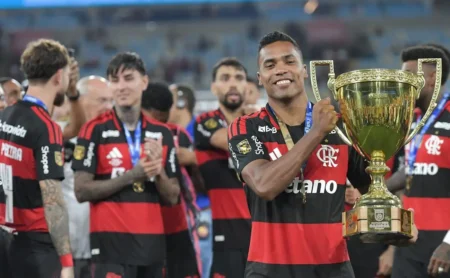 Flamengo busca renovação com Alex Sandro, que pondera diminuir ritmo após a Copa do Mundo