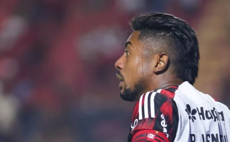 Flamengo busca renovação com Bruno Henrique, mas atacante resiste a corte salarial.