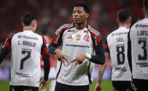 Flamengo considera a venda de Plata após críticas e problemas de comportamento.