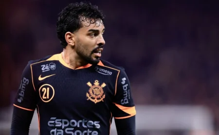 Flamengo demonstra interesse em Matheus Bidu, mas Corinthians não libera lateral.