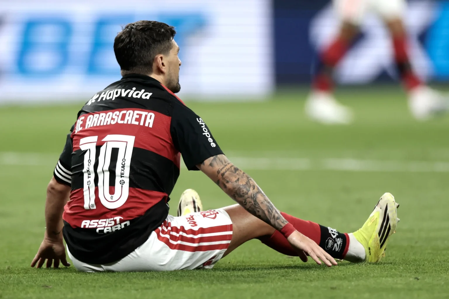 Flamengo evita derrota com 10 e mantém invencibilidade de Jardim contra o Corinthians