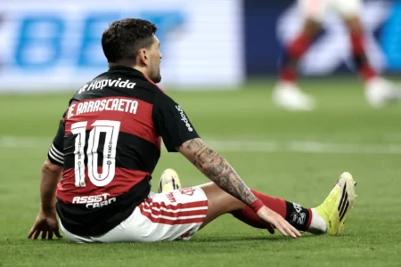 Flamengo evita derrota com 10 e mantém invencibilidade de Jardim contra o Corinthians