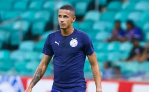 Flamengo e Palmeiras disputam Luciano Juba e movimentam mercado da lateral esquerda