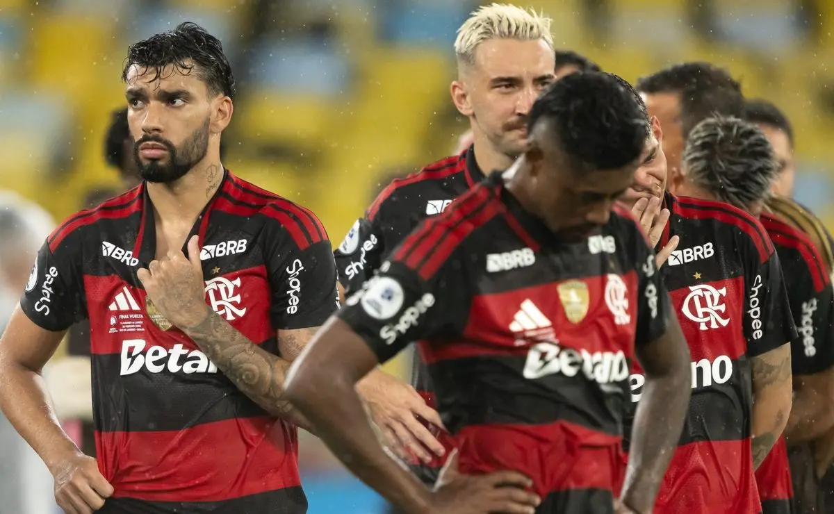 Flamengo enfrenta protestos da torcida no Maracanã e pressão aumenta: "Time sem vergonha"
