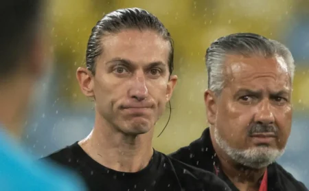 Flamengo lamenta protestos e relação tensa entre Filipe Luís e Bap