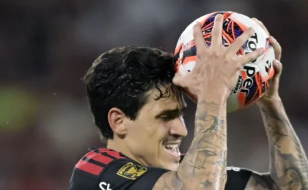 Flamengo não inicia negociação com Pedro e prioriza renovação de Everton Araújo