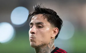Flamengo planeja renovação de contrato com Erick Pulgar para aumentar valor da multa rescisória