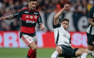 Flamengo protesta contra a arbitragem e exige revisão do VAR em lance com Gabriel Paulista no empate