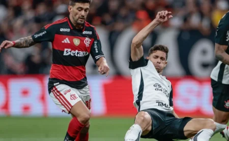 Flamengo protesta contra a arbitragem e exige revisão do VAR em lance com Gabriel Paulista no empate