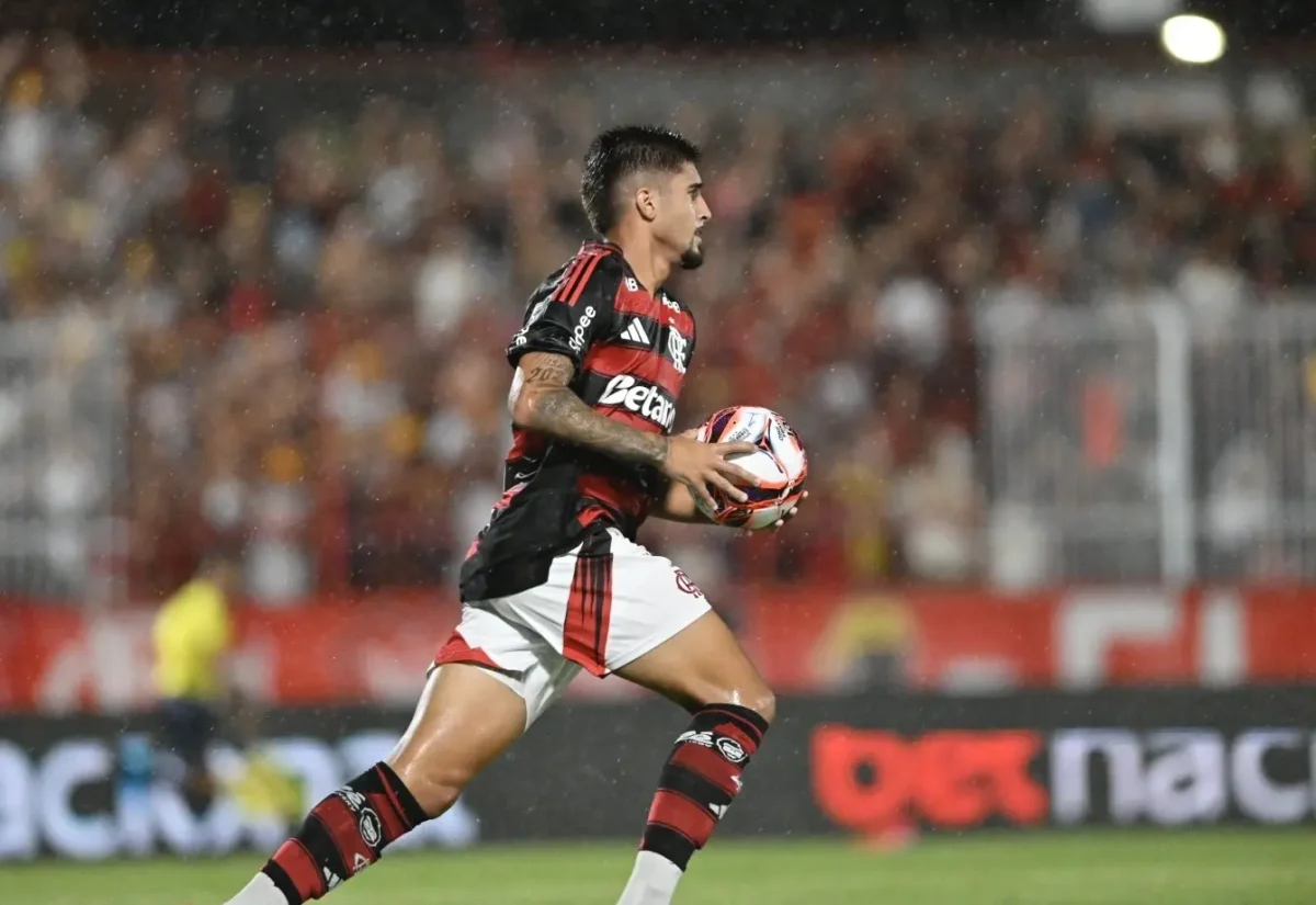 Flamengo renova contratos de jovens talentos da base