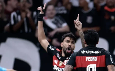 Flamengo se beneficia de erro de Hugo Souza e Paquetá marca contra o Corinthians