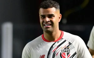 Fluminense negocia empréstimo do volante Alisson, do São Paulo