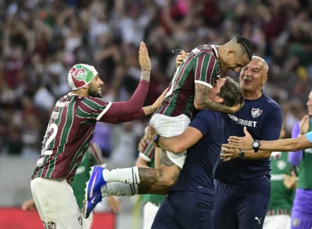 Fluminense: Primeiro tempo envolvente, mas precisa ser mais eficiente para evitar sufoco.