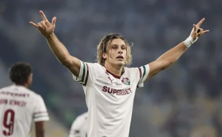 Fluminense marca com 57 segundos após erro do Vasco em clássico do Brasileirão