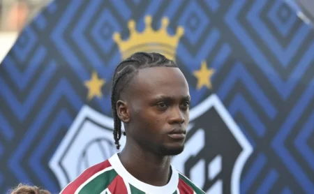 Fluminense exclui Santi Moreno de jogo contra o Atlético-MG e negocia transferência para evitar prejuízo milionário