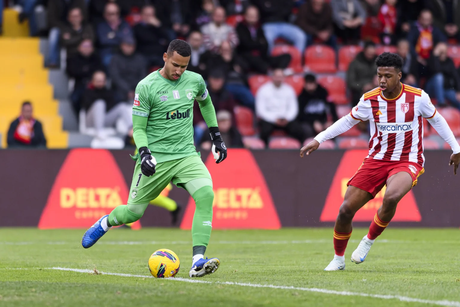 Gabriel Batista, ex-Flamengo, comemora reação no Campeonato Português: "Oito finais pela frente"