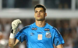 Gabriel Brazão, pendurado no Santos, pode ser desfalque contra o Mirassol