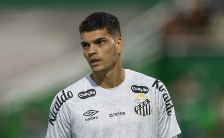 Gabriel Brazão analisa Santos x Corinthians e a disputa com Hugo Souza pela Seleção