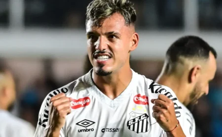 Gabriel Menino pode ser titular do Santos no lugar de Bontempo contra o Internacional