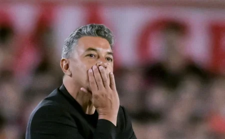 Gallardo é a escolha imediata da Fiel para substituir Dorival Júnior, e treinador brasileiro sofre pressão