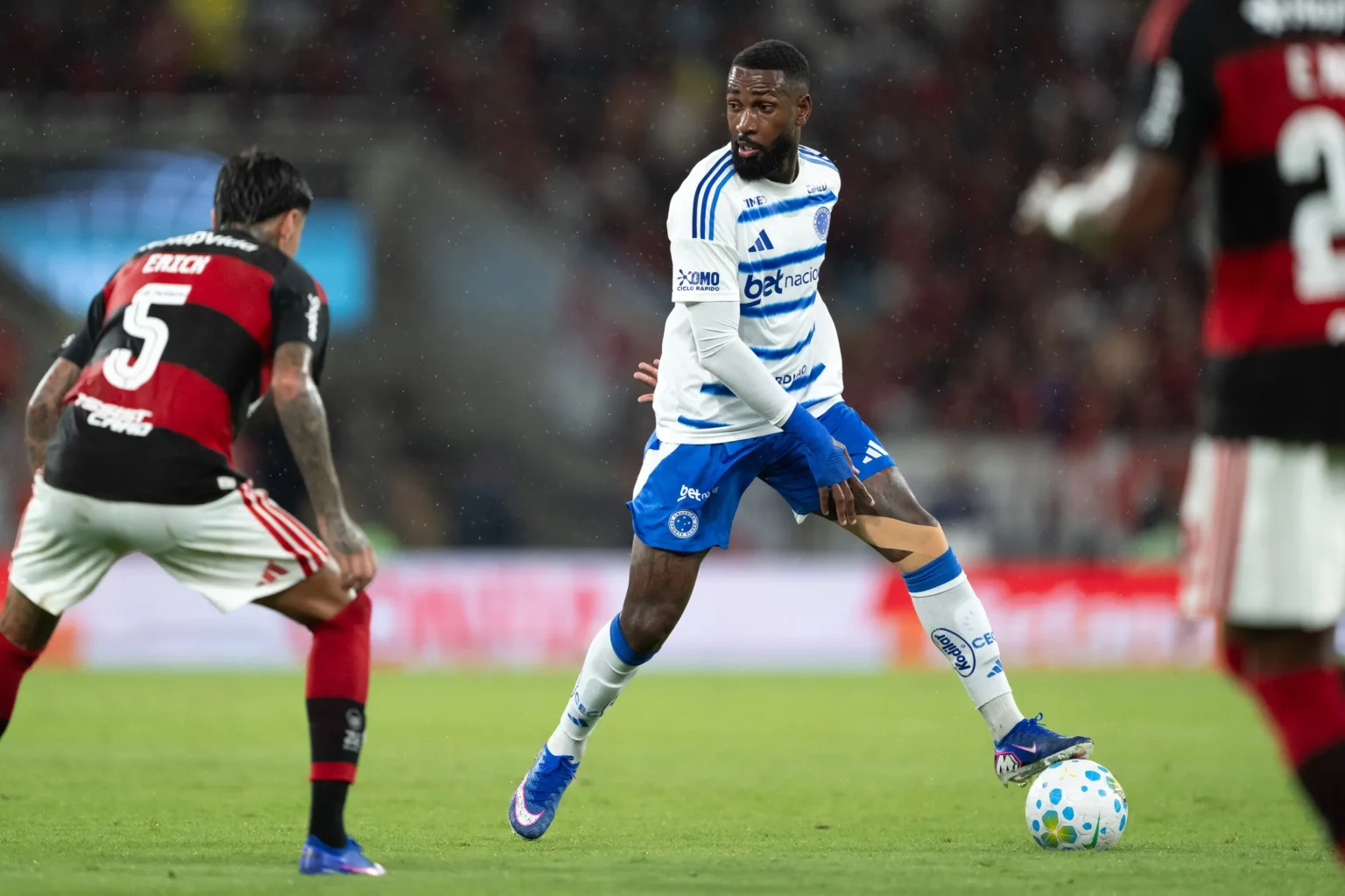 Gerson e seu pai sofrem hostilidade de torcedores do Flamengo no Maracanã