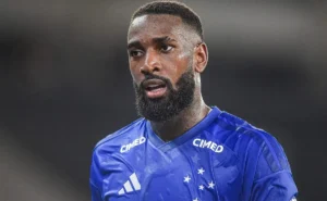 Gerson evita atrito com o Cruzeiro e dispensa camisa do Flamengo após jogo no Maracanã